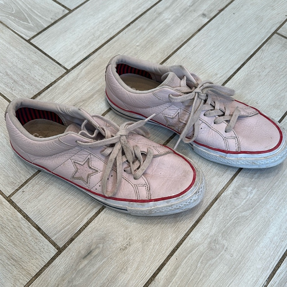 Women’s size 8 leather converse
